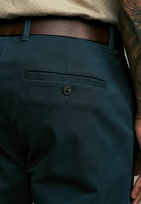 Next BELTED STRETCH 2 PACK- SLIM FIT - Vászonnadrágok - navy grey