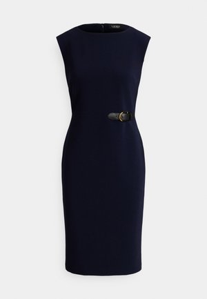 Granatowa sukienka bez rękawów do kolan o dopasowanym kroju, z czarnym paskiem z złotą klamrą w talii.