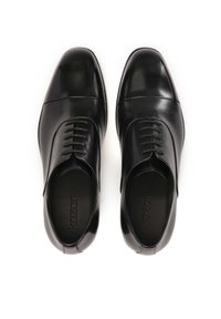 Čierne kožené spoločenské topánky s lesklým povrchom, štvorcovou špičkou a šnurovaním s piatimi očkami. Vyznačujú sa jemným prešívaním a logom vo vnútri.