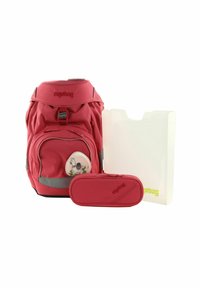 Sac à dos en tissu rouge avec un patch de lama, une bande grise en accent, une trousse assortie rouge et un porte-documents blanc.