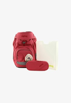 Zaino in tessuto rosso con una toppa a forma di lama, una striscia di accento grigia, un astuccio rosso abbinato e un portadocumenti bianco.