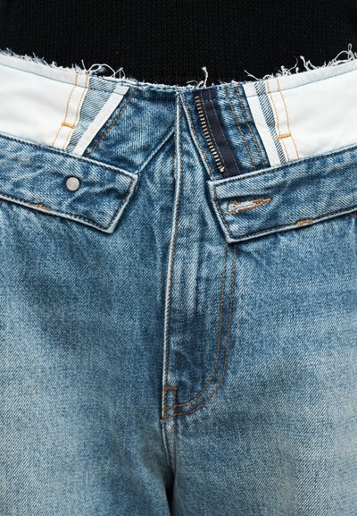 Blugi clasici din denim cu talie destrămată, culoare albastru deschis, accente de cusături portocalii și închidere frontală cu fermoar.