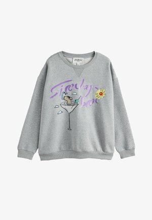 Bluză sport de culoare gri deschis cu text mov „Starlay bar”, având un grafic cu un câine într-un pahar de cocktail, înconjurat de nori și un soare galben.