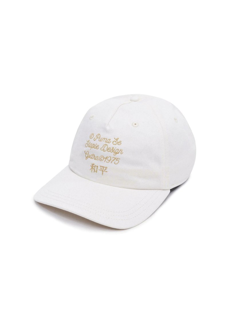 Gorra de algodón blanca con visera curvada, que presenta texto bordado en oro en la parte frontal y acentos de botones en la parte superior.