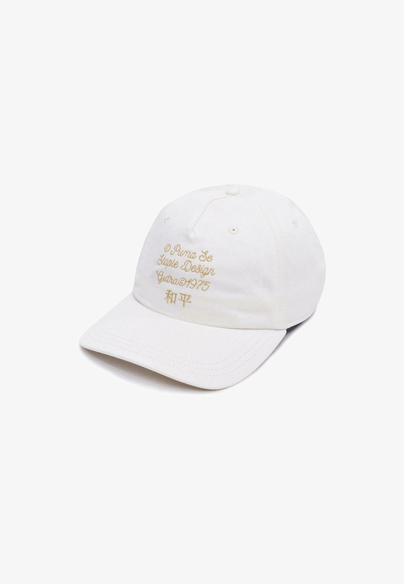 Căciulă din bumbac alb cu visieră curbată, având text brodat în aur pe față și accesorii cu nasturi deasupra.