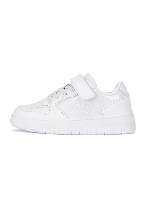 Witte lage sneaker met veters en een klittenbandsluiting, met het Kappa-logo op de zijkant en zool, op een effen witte achtergrond.