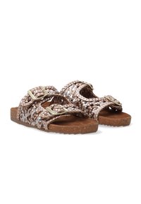 Gewebte Sandalen mit zwei verstellbaren metallischen Schnallenriemen, die ein hellrosa und silbernes Muster aufweisen, sowie einem braunen strukturierten Fußbett.