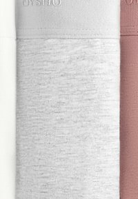 Három szövettekercs: fehér sima anyag, világosszürke texturált szövet és rózsaszín sima textil. Minden tekercs egyértelműen szorosan kapcsolódik a következőhöz.