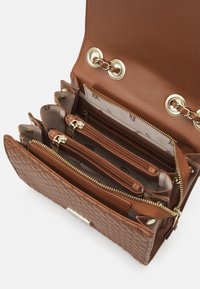 Steve Madden BCALA - Axelremsväska - cognac