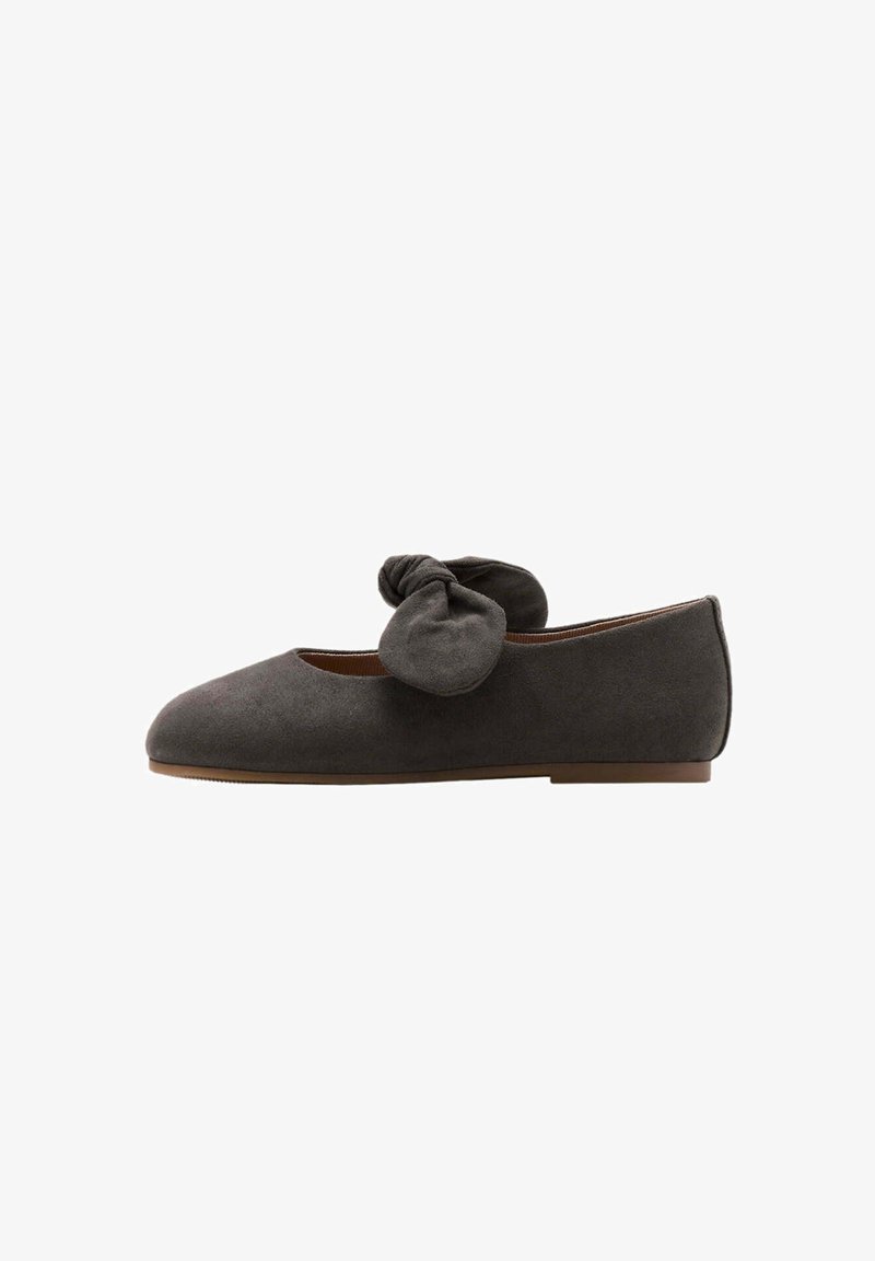 Chaussure plate en daim gris foncé avec bout arrondi et bride décorative nouée en forme de nœud sur le dessus, semelle plate marron.