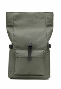 Oliwkowy plecak typu roll-top z przednią kieszenią na zamek, czarnym paskiem z zapięciem na klamrę i bocznymi paskami regulacyjnymi, minimalistyczny design.