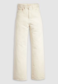 Jean taille haute, jambes larges, couleur crème, avec poches avant, fermeture par boutons et passants de ceinture sur un fond clair uni.
