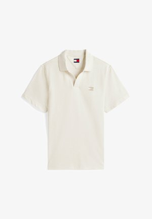 Jasnobeżowa koszulka polo z klasycznym kołnierzykiem, krótkimi rękawami i małym haftowanym logo na piersi. Wykonana z teksturowanej tkaniny bawełnianej.