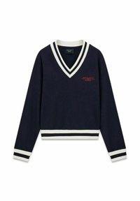 Pull col en V bleu marine avec bordure rayée blanche et noire sur le col, les poignets et l'ourlet, avec un logo rouge "North Sails Guess" sur la poitrine.