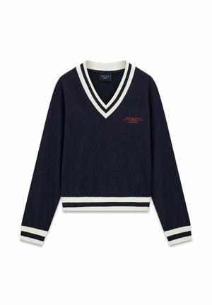 Maglione a V blu navy con bordatura a righe bianche e nere su collo, polsini e orlo, con logo rosso "North Sails Guess" sul petto.