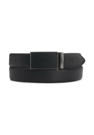 Czarny pasek z fakturowanej skóry z prostokątną, matową, czarną klamrą z wygrawerowanym napisem "kazar" oraz metalową pętlą na pasek.