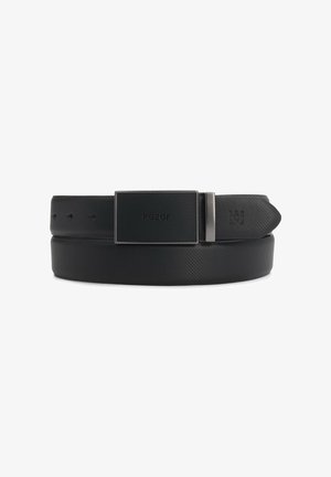 Černý kožený pásek s texturou, s matnou černou sponou ve tvaru obdélníku vyrytým nápisem "kazar" a kovovou smyčkou na pásek.