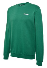 Grön crewneck sweatshirt tillverkad av strukturerad tyg. Har en liten vit "hummel"-logotyp fram och ribbade ärmslut och nederkant.