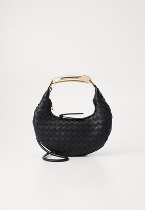 Crna torba od pletene kože s zakrivljenim oblikom, opremljena sjajnim zlatnim drška i ogradom koja se može ukloniti. Detaljno šivanje po cijeloj površini.