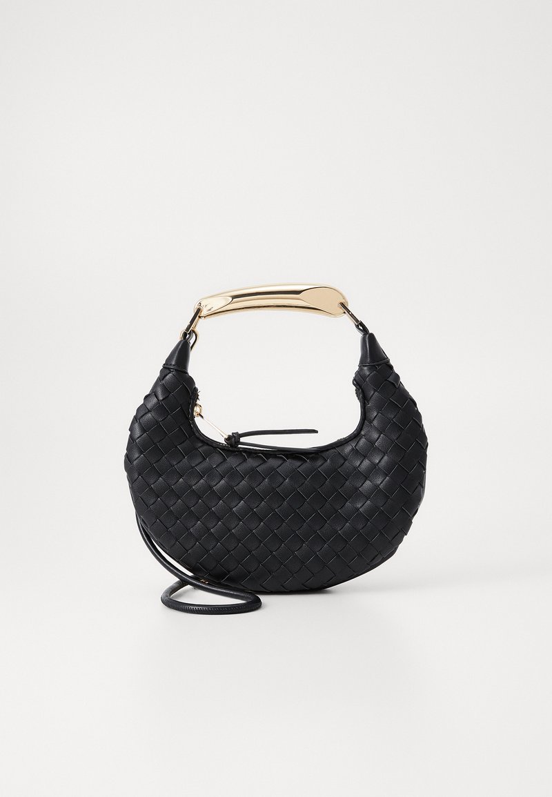 Sac à main en cuir tressé noir avec une forme courbée, doté d'une poignée brillante en métal doré et d'une bandoulière amovible. Couture détaillée sur l'ensemble.