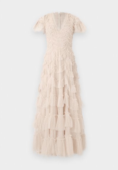 Ανοιχτό μπεζ φόρεμα με V λαιμόκοψη και κοντά φουσκωτά μανίκια. Διαθέτει στρωτές ρίγες και υφή με μικρές βούλες. Κλείσιμο με φερμουάρ στο πίσω μέρος.