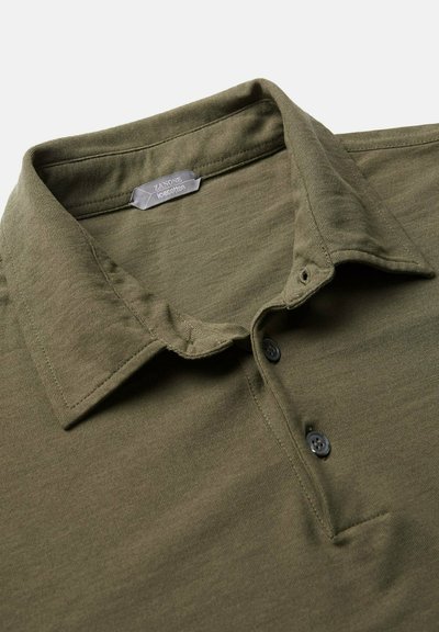 Polo olive en coton, avec un col classique, trois boutons et une texture lisse, comportant un détail de poche.