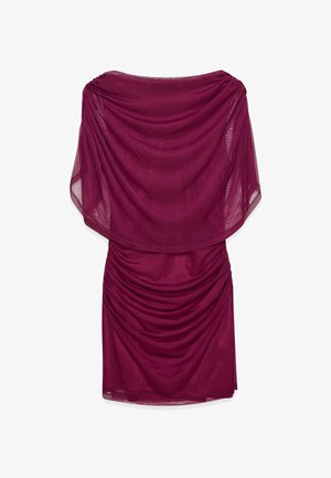 Bordowa sukienka z dekoltem w kształcie drapowania i krótkimi rękawami, z bocznymi marszczeniami i dopasowanym krojem, wykonana z lekkiej tkaniny.