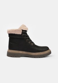 Botas de tobillo negras con cordones, suela de goma marrón y cuello de piel sintética rosa. Presenta ojales de metal y una superficie texturizada.