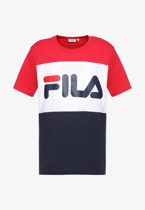 Punane, valge ja tumesinine värviliselt blokeeritud T-särk, mille esiküljel on suur tumesinine FILA logo. Valmistatud puuvillast ja klassikalise ümarate kaelustega disainiga.
