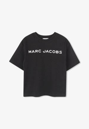 Mustikkapaita, joka on valmistettu puuvillasta, lyhyillä hihoilla ja pyöreällä kauluksella. Etupuolella on rohkeasti valkoisilla kirjaimilla painettu teksti "MARC JACOBS".