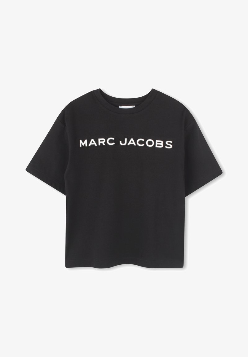 T-shirt nera in cotone, con maniche corte e colletto tondo. Presenta la scritta "MARC JACOBS" stampata in lettere bianche e bold sulla parte anteriore.
