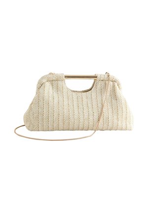 Kreemikas punutud käekott kuldse metallist käepideme ja õhukese kuldse kettpaelaga, valgel taustal.