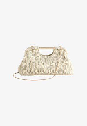 Krémové propletené psaníčko s kovovým zlatým držadlem a tenkým zlatým řetízkovým popruhem, na bílém pozadí.