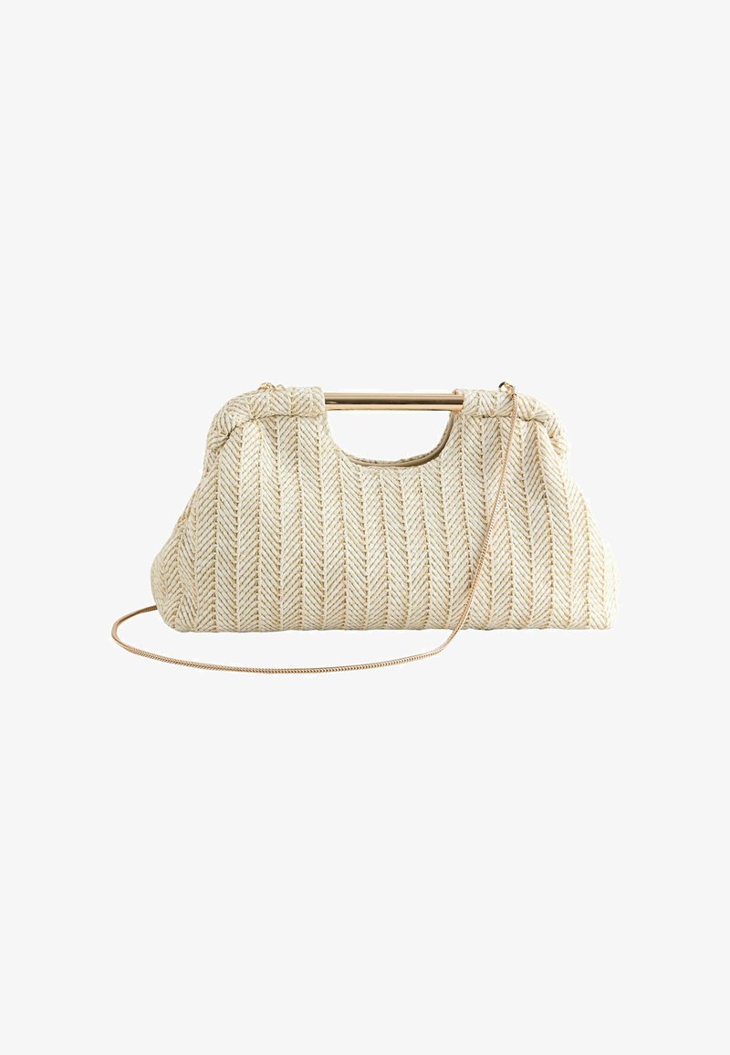 Kreemikas punutud käekott kuldse metallist käepideme ja õhukese kuldse kettpaelaga, valgel taustal.