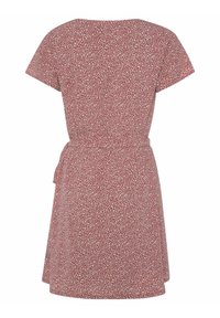 Robe florale rouge à manches courtes, à design croisé, avec une ceinture à la taille. Le tissu présente un petit motif floral blanc.