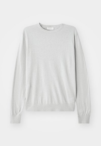 Svetlo sivi pleteni pulover z dolgimi rokavi, okroglo izrezano ovratnikom ter rebrastimi manšetami in robom. Narejen iz mehkega, gladkega materiala.