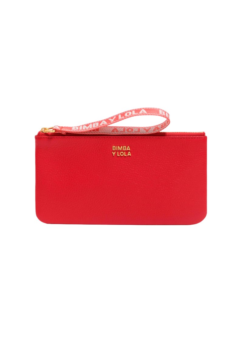 Rode leren pouch met een gladde textuur, een ritssluiting en een decoratieve polsband met de merknaam in het wit. Gouden logo aan de voorkant.