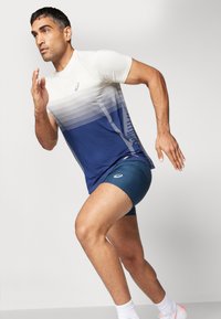 ASICS SEAMLESS TOP - T-skjorte til trening - birch/blue expanse