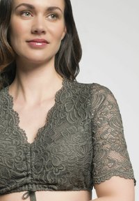 Olivgrünes Spitzen-Crop-Top mit kurzen Ärmeln. Verfügt über florale Muster und einen V-Ausschnitt, endet mit einem Kordelzug unten.
