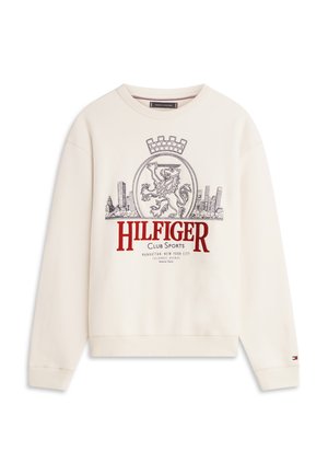 Krem pulover s grbom leva, mestnim obzorjem in besedilom »Hilfiger Club Sports Manhattan New York City« na sprednji strani.