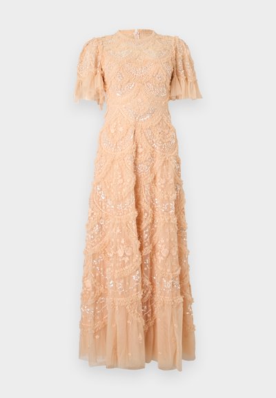 Βραδινό φόρεμα σε ροδακινί δαντέλα με κοντά φουσκωτά μανίκια, κεντήματα με λουλούδια και παγιέτες, με εφαρμοστή μέση και πολυεπίπεδη φούστα.