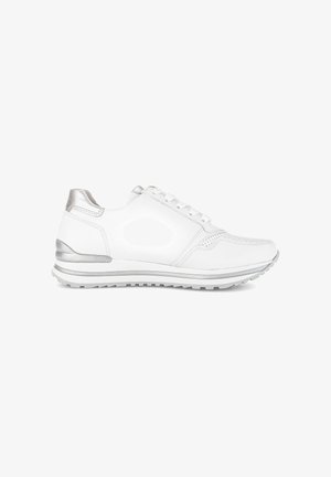 Witte leren sneaker met zilveren accenten op de hiel en zool, vetersluiting en een gestructureerde rubberen buitenzool, weergegeven in een linkerzijaanzicht.