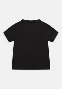 Svart kortärmad t-shirt för småbarn med rund hals, visad liggande bakifrån mot en vit bakgrund.