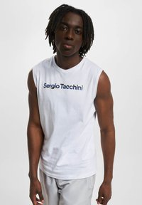 Hvit ermeles t-skjorte med "Sergio Tacchini"-logo i marineblått. Laget av bomull med en glatt tekstur, med rund hals og avslappet passform.