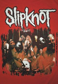 Červené bavlněné tričko s grafickým potiskem maskovaných postav z kapely Slipknot, s názvem kapely ve tučném, bílém, stylizovaném písmu.