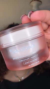 Rosa glasburk med slät yta, märkt "Triple Collagen Cream." Innehåller 50 ml, har silverdetaljer och ett genomskinligt lock.