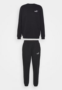 Conjunto de sudadera y pantalones negros fabricado en tela suave. Presenta un diseño de cuello redondo y una cinturilla elástica, con el logo blanco de Puma en ambas piezas.