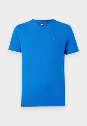 T-shirt en coton bleu avec un col rond, des manches courtes et un petit logo accentué sur la poitrine. Texture lisse et design décontracté.