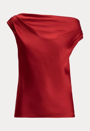 Rød sateng av-shoulder topp med drapert halslinje. Glatt tekstur, tettsittende silhuett, og ingen synlige lukkinger eller mønstre.