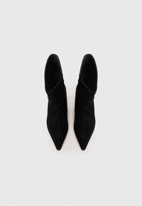 Stivali alla caviglia in suede nero con punta affusolata e design arricciato. Texture liscia con dettagli di cucitura minimi, adatti per vari outfit.